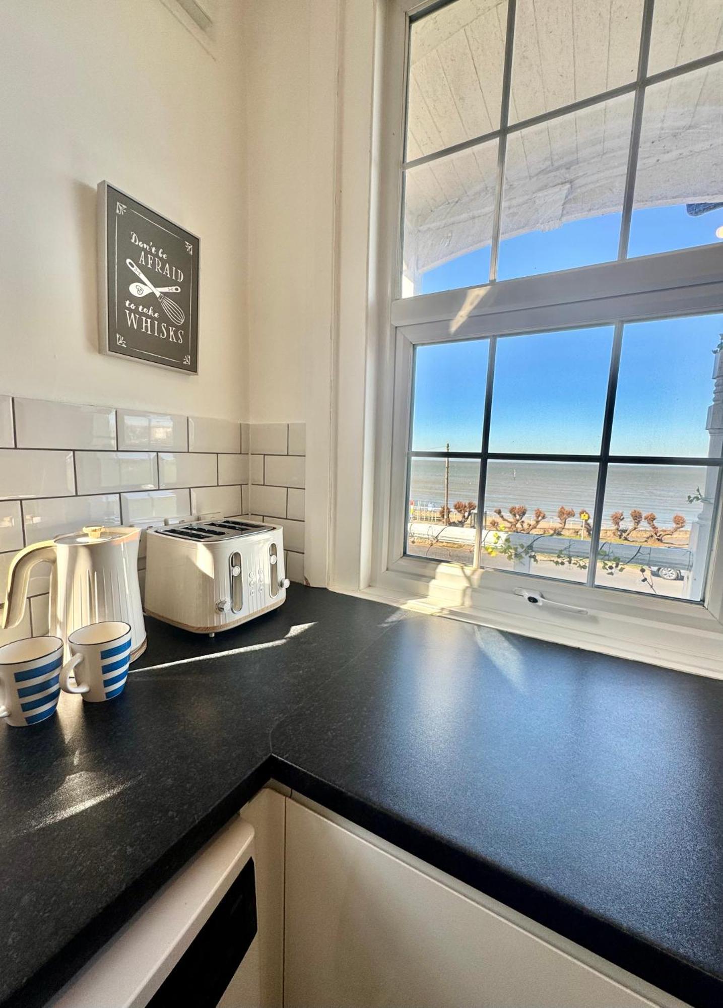 Apartmán A View Of The Bay- Panoramic Sea Views- Sleeps 4 Westgate-on-Sea Exteriér fotografie