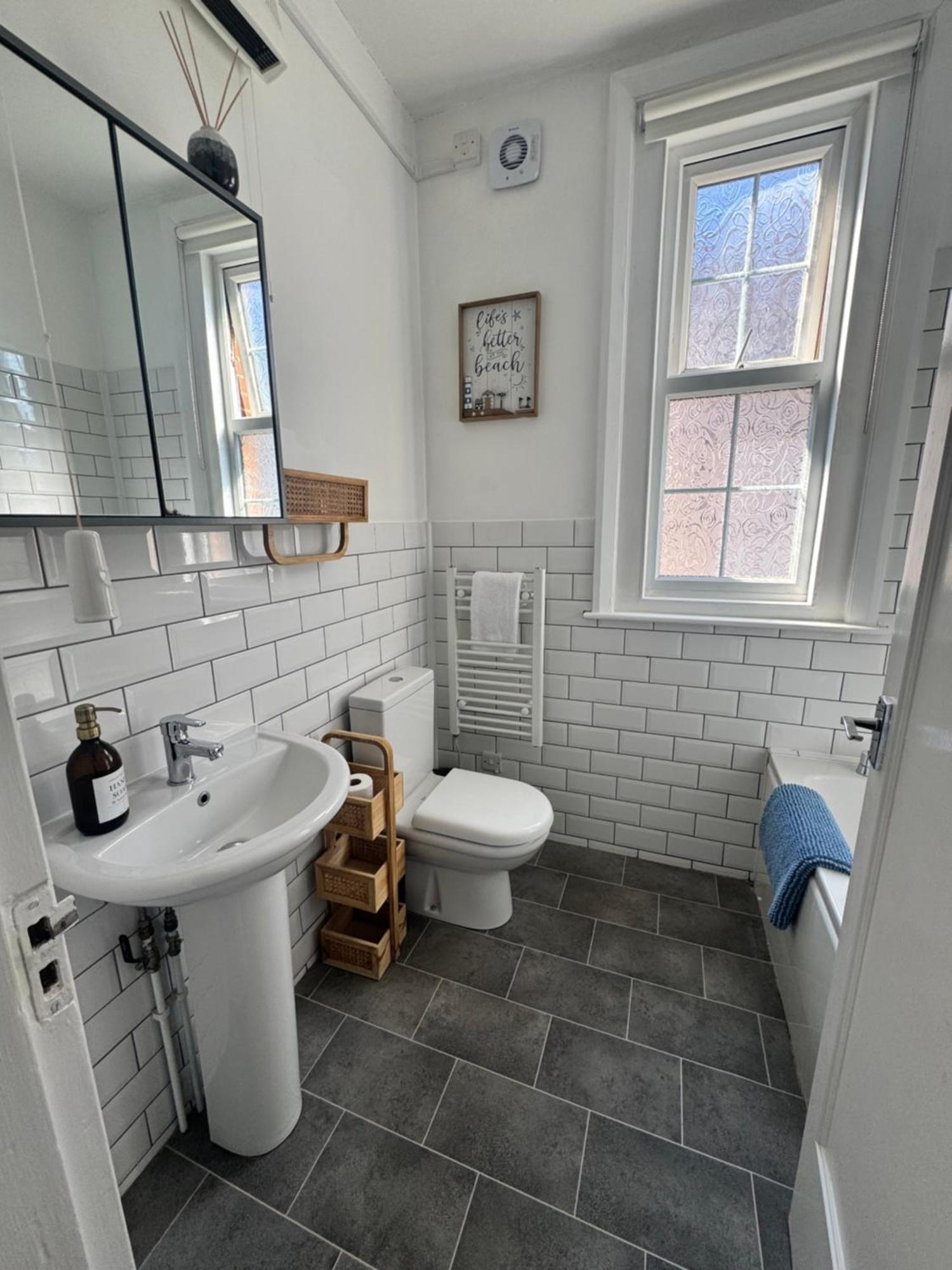 Apartmán A View Of The Bay- Panoramic Sea Views- Sleeps 4 Westgate-on-Sea Exteriér fotografie